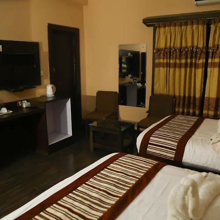 Hotel Royal Safari Sauraha Extérieur photo