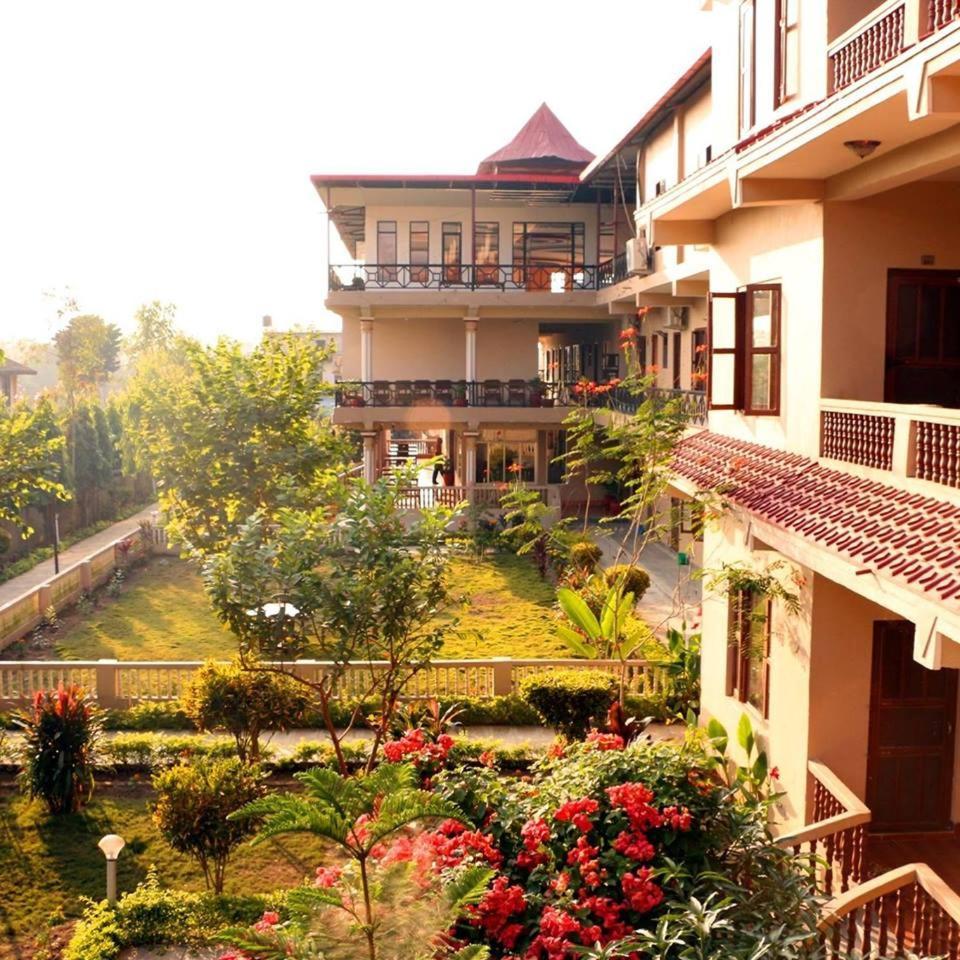 Hotel Royal Safari Sauraha Extérieur photo