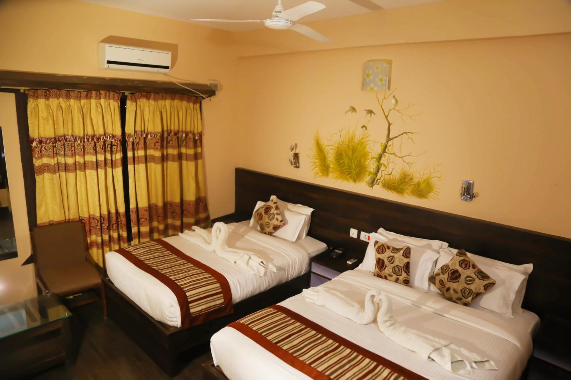 Hotel Royal Safari Sauraha Extérieur photo