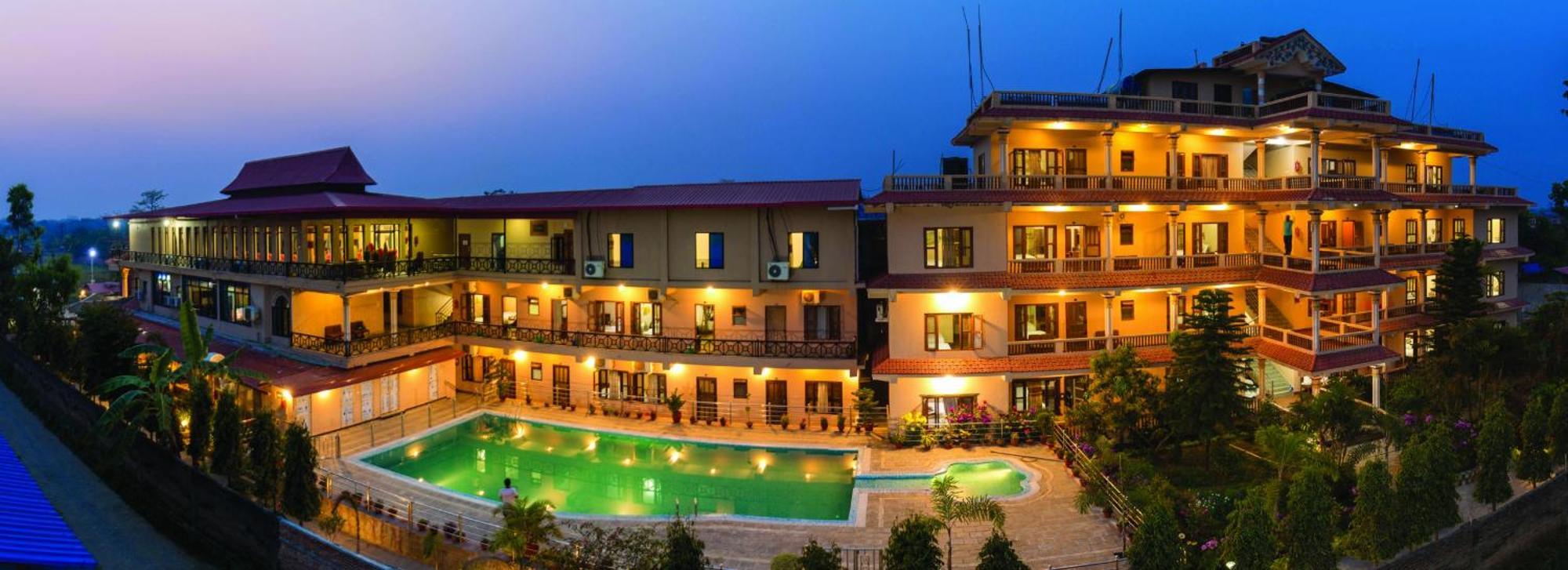 Hotel Royal Safari Sauraha Extérieur photo