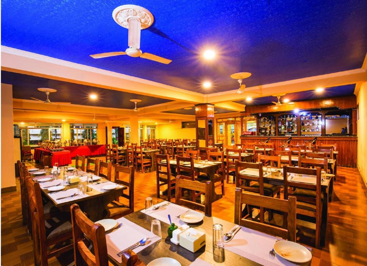 Hotel Royal Safari Sauraha Extérieur photo