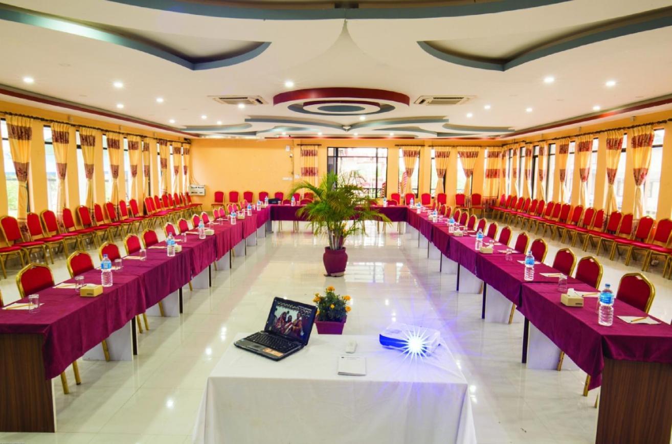 Hotel Royal Safari Sauraha Extérieur photo