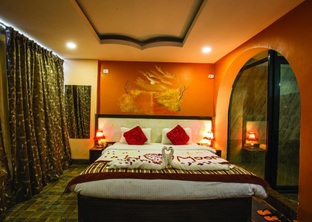 Hotel Royal Safari Sauraha Extérieur photo