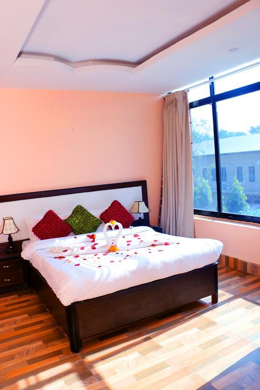 Hotel Royal Safari Sauraha Extérieur photo