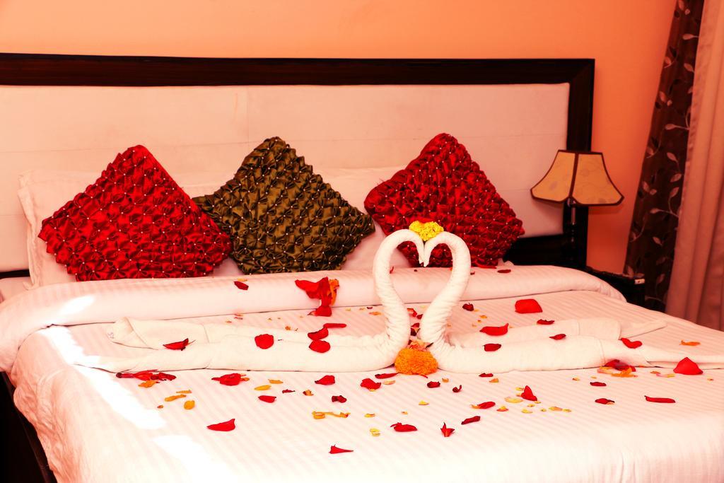 Hotel Royal Safari Sauraha Extérieur photo