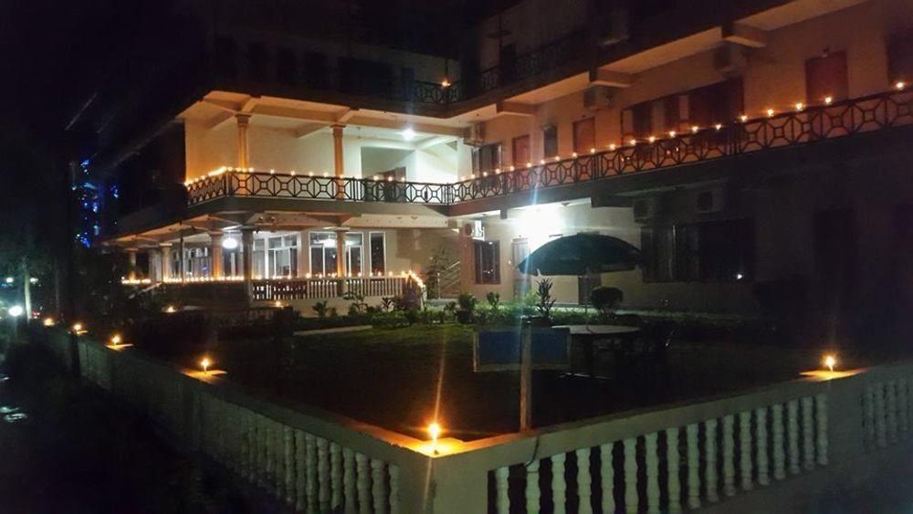 Hotel Royal Safari Sauraha Extérieur photo