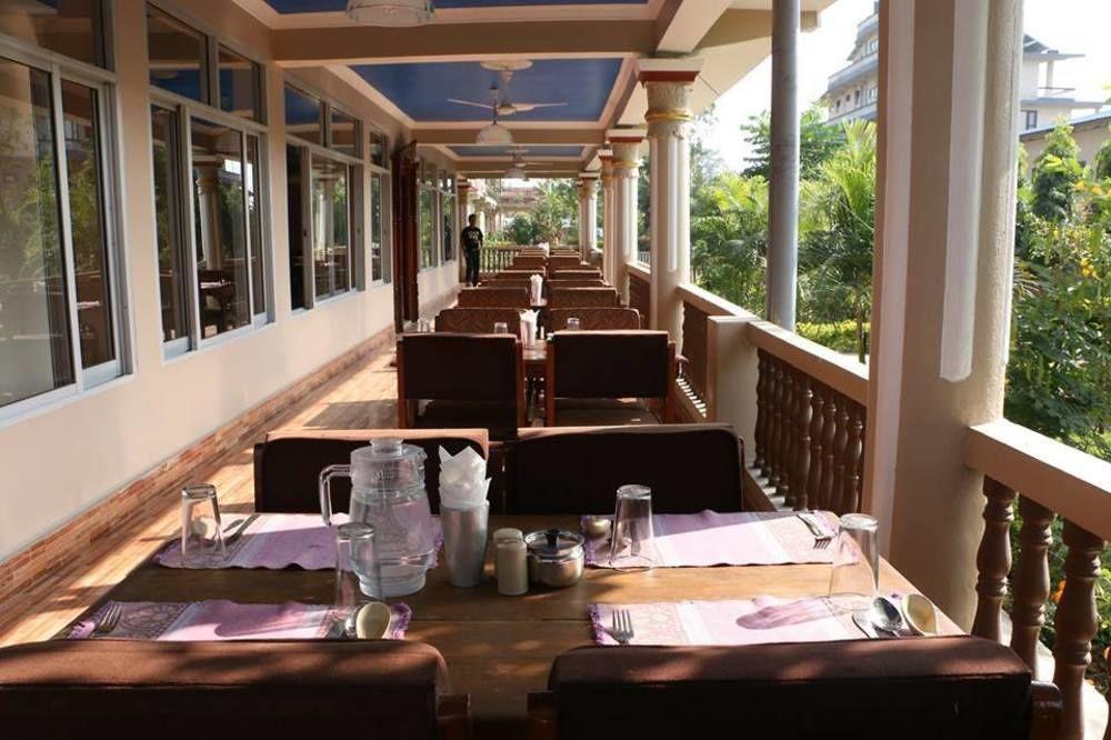 Hotel Royal Safari Sauraha Extérieur photo