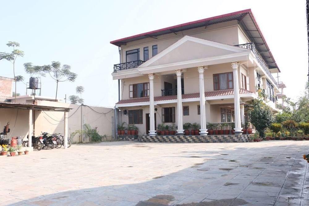 Hotel Royal Safari Sauraha Extérieur photo