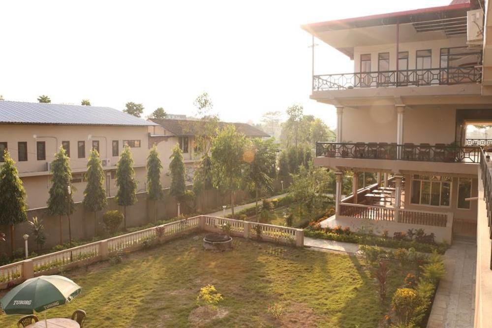 Hotel Royal Safari Sauraha Extérieur photo