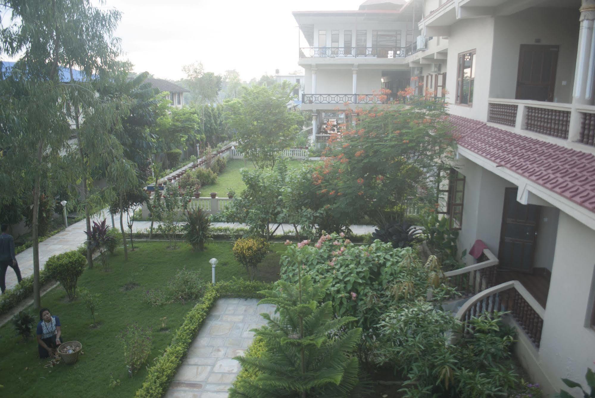 Hotel Royal Safari Sauraha Extérieur photo