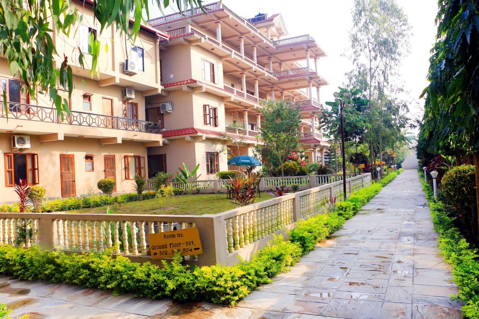 Hotel Royal Safari Sauraha Extérieur photo