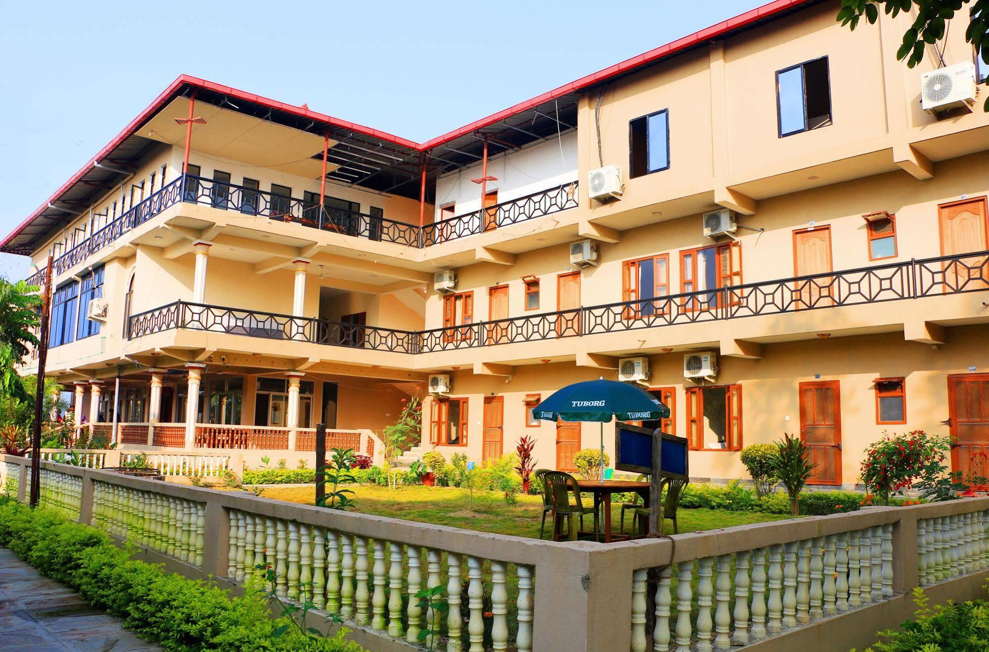 Hotel Royal Safari Sauraha Extérieur photo