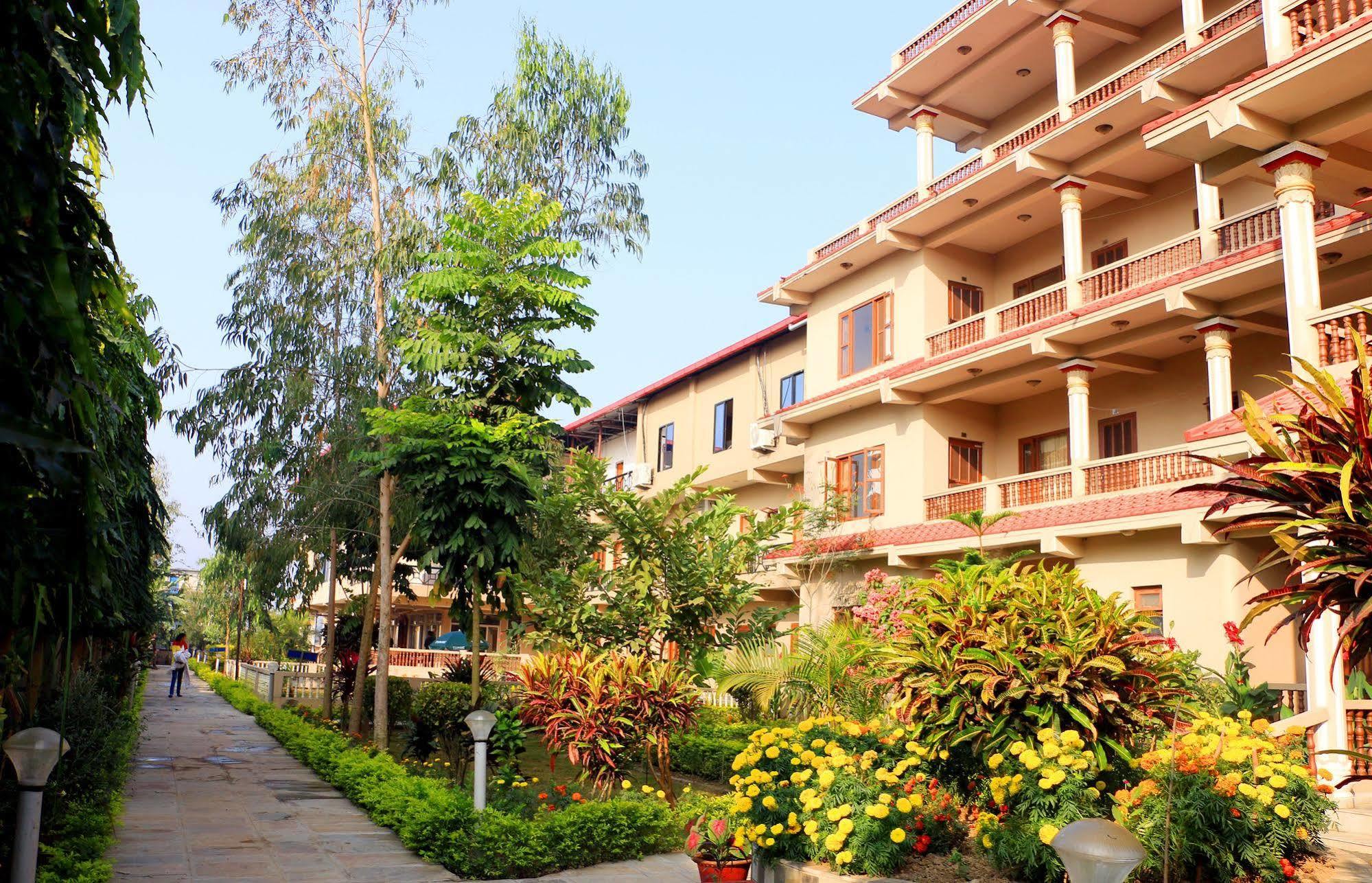 Hotel Royal Safari Sauraha Extérieur photo