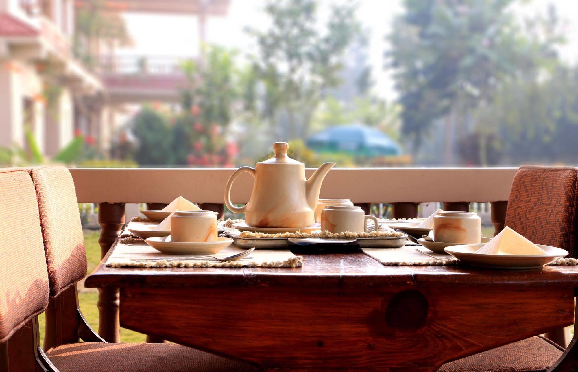 Hotel Royal Safari Sauraha Extérieur photo