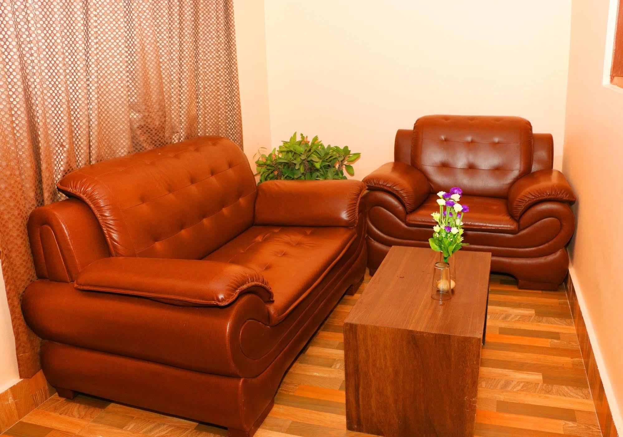 Hotel Royal Safari Sauraha Extérieur photo