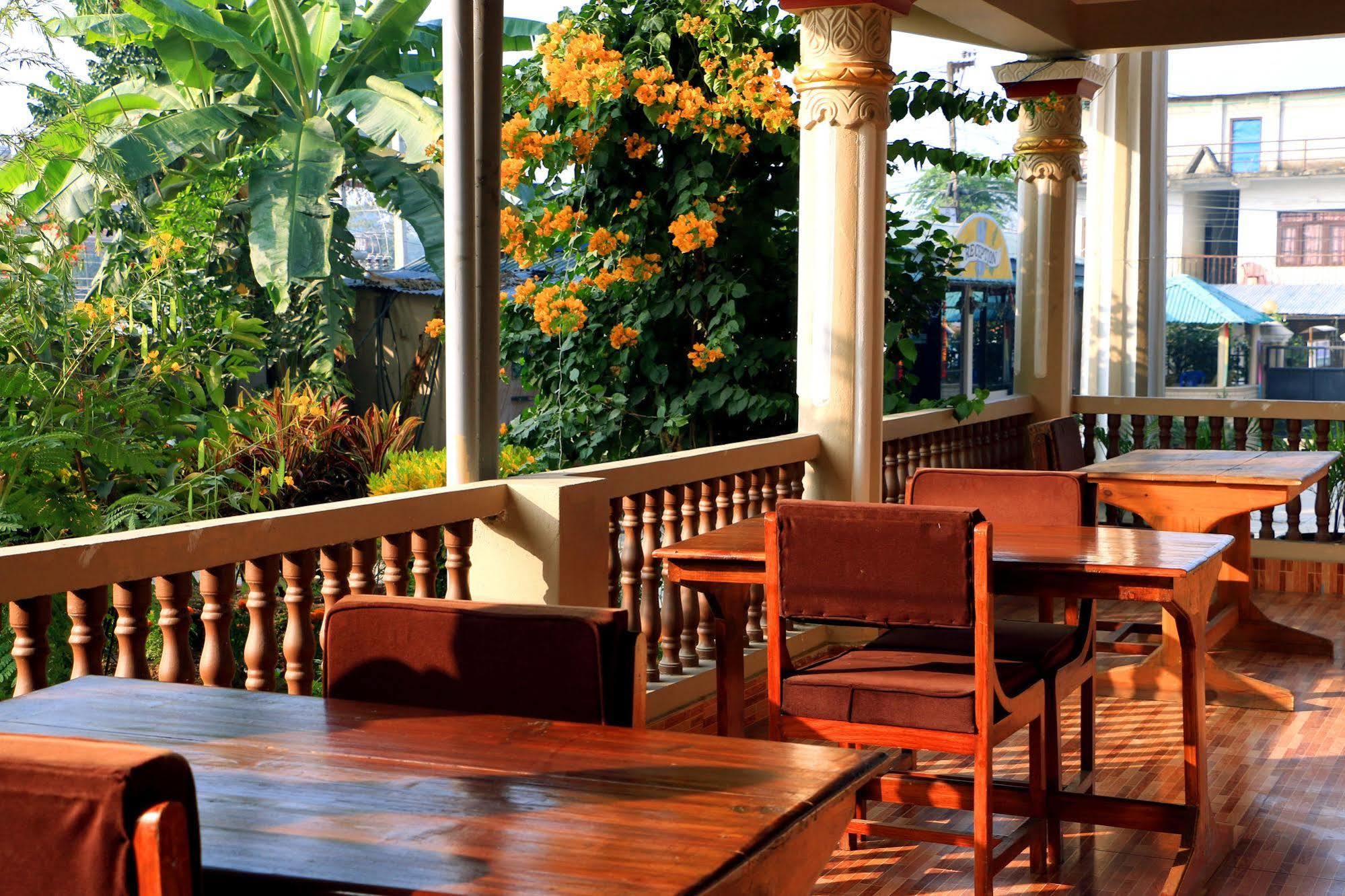 Hotel Royal Safari Sauraha Extérieur photo