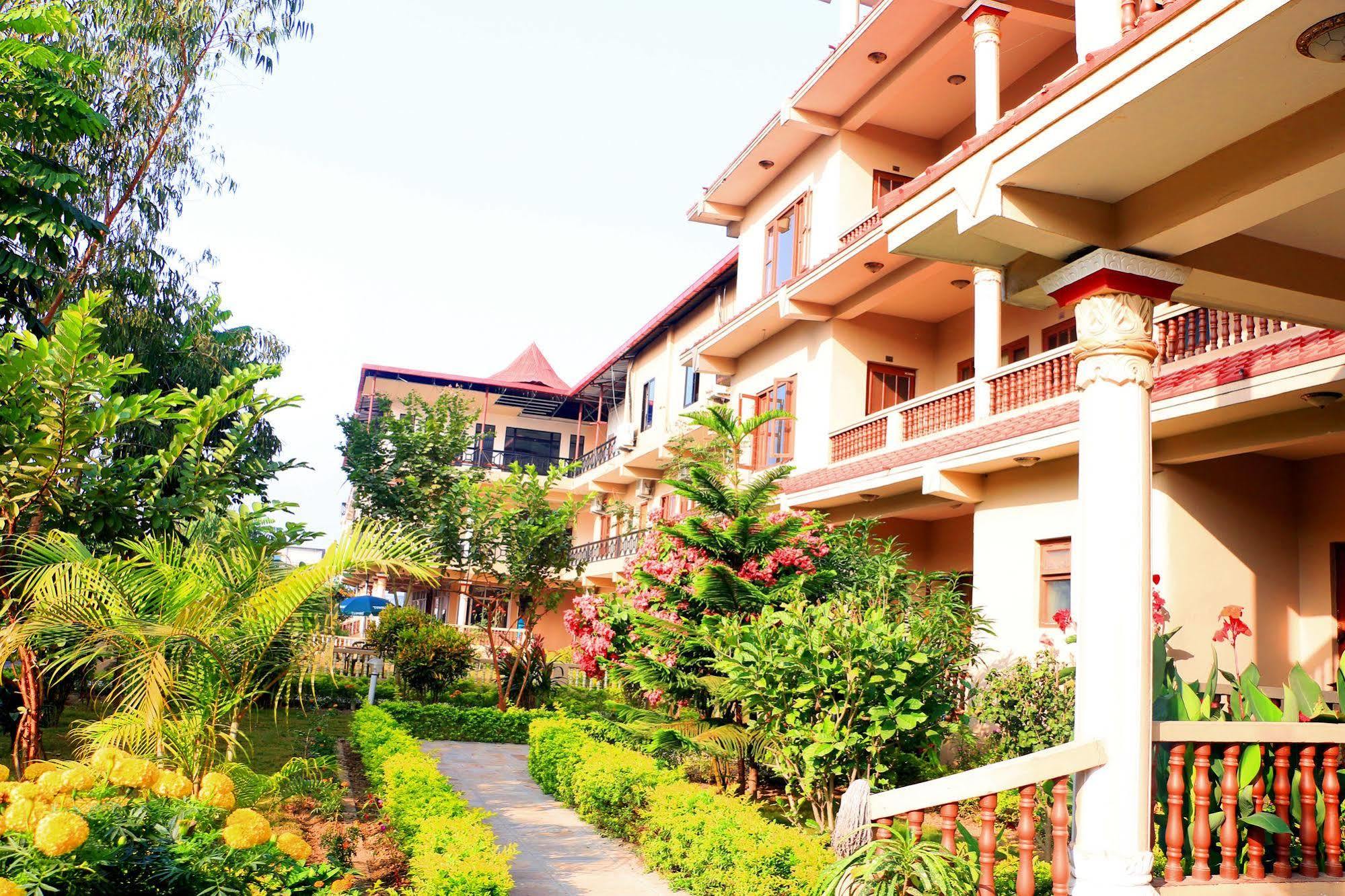 Hotel Royal Safari Sauraha Extérieur photo
