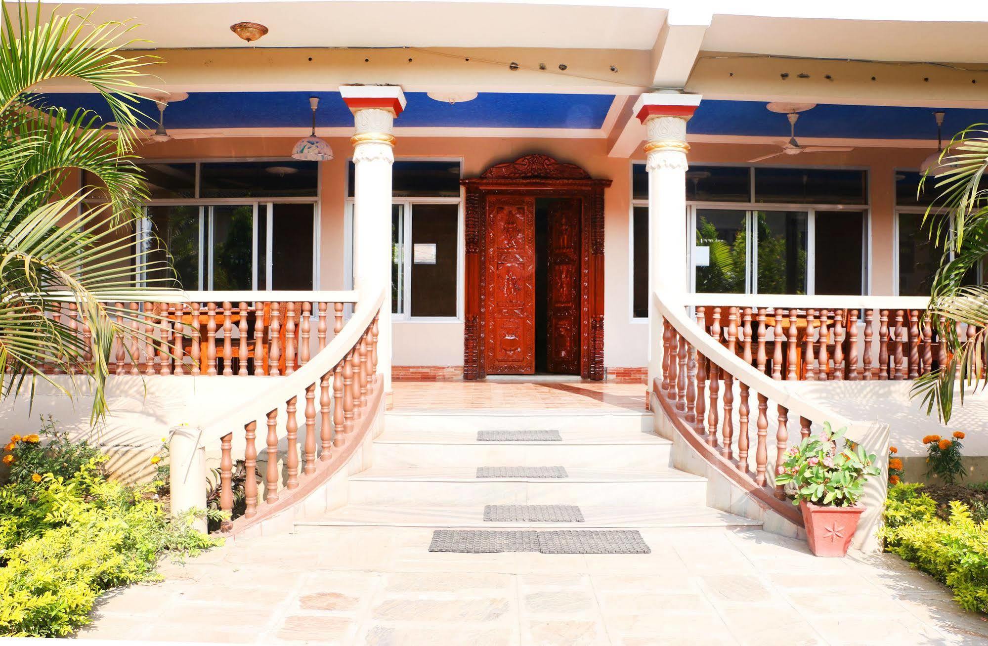 Hotel Royal Safari Sauraha Extérieur photo