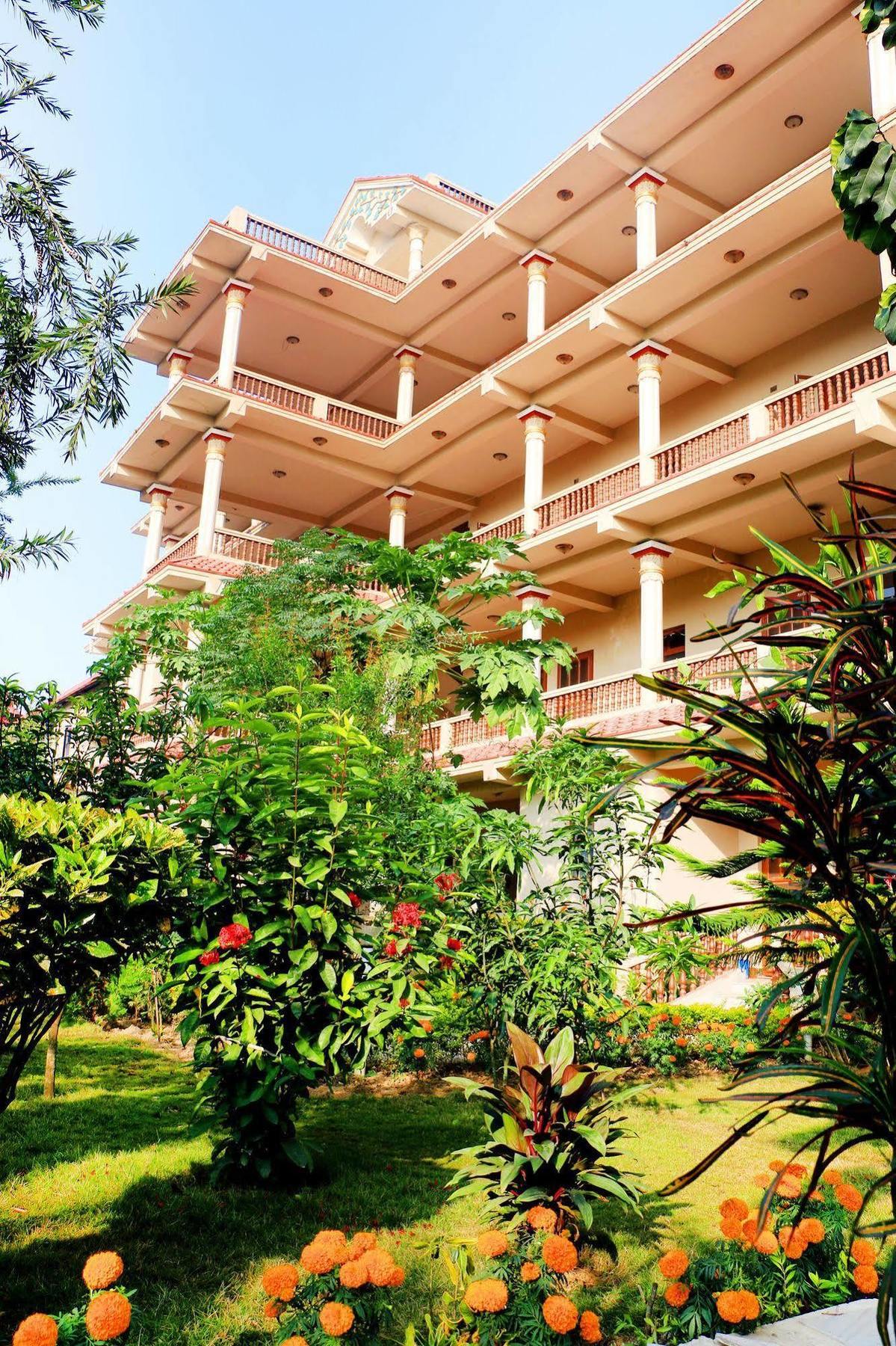 Hotel Royal Safari Sauraha Extérieur photo